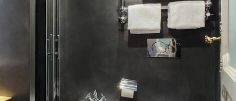 Dusch, hårtork, bidé och handdukar