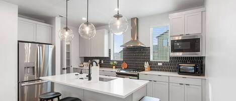 冷蔵庫、電子レンジ、オーブン、コンロ