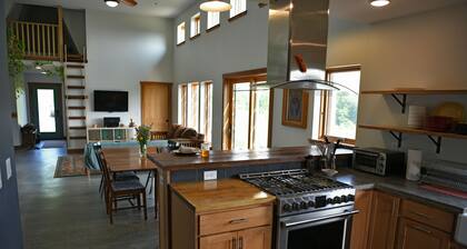 Amazing Views at this Modern Retreat on 5 Acres. Superhost on AirBnB!