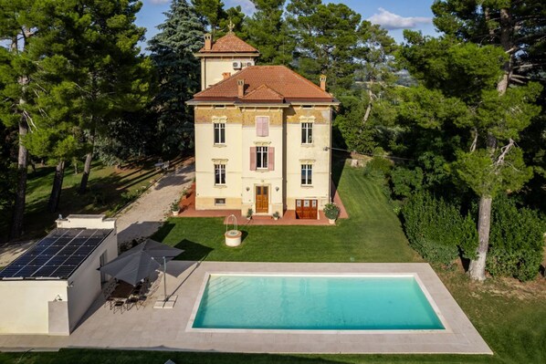 المنشأة من الخارج