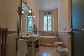 Bruser, hårtørrer, bidet, håndklæder
