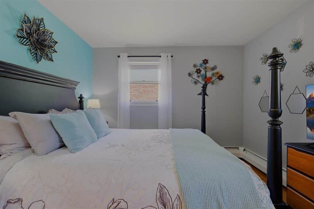 2 bedrooms, desk, iron/ironing board, travel cot