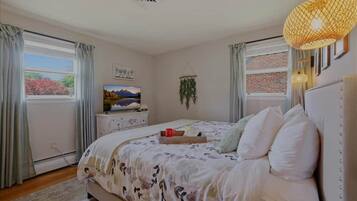 2 Schlafzimmer, Schreibtisch, Bügeleisen/Bügelbrett, Reisekinderbett