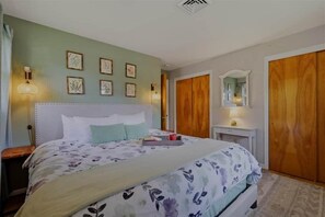 2 Schlafzimmer, Schreibtisch, Bügeleisen/Bügelbrett, Reisekinderbett