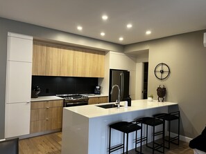 Fridge, microwave, oven, stovetop - Condo entre  remonte-pente Panorama Mont Owl Head et l accès au lac Memphrémagog (Mansonville)