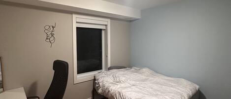 3 عدّة غرف نوم وواي فاي وملاءات أسرّة