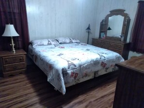 2 bedrooms, WiFi, bed sheets - Secluded Riverfront Cottage
(Hernando)