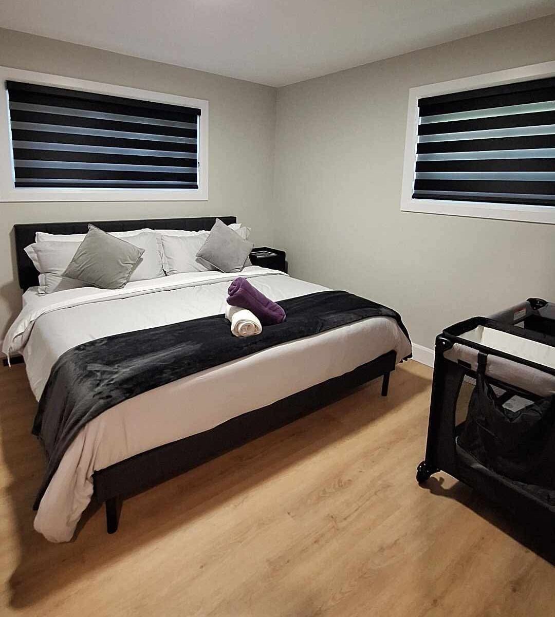3 habitaciones, escritorio y tabla de planchar con plancha 