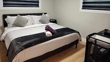 3 habitaciones, escritorio y tabla de planchar con plancha