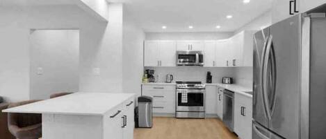 Kjøleskap, mikrobølgeovn, ovn og kokeplater