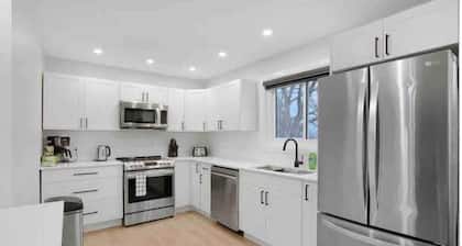 Relax in Style: Modern Renovated Home in a Peaceful Tranquil Neighbourhood