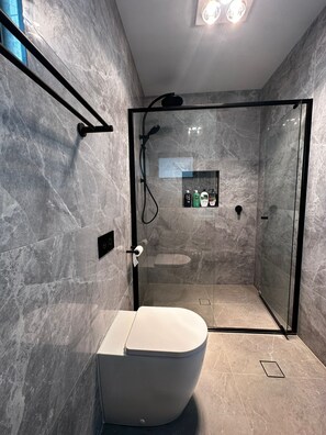 Secador de pelo, toallas, jabón y champú