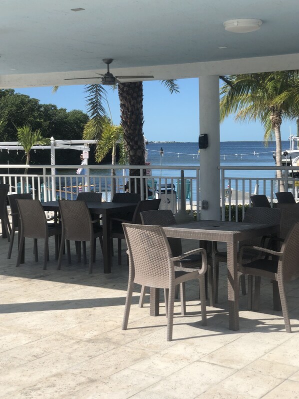 تناول الطعام بالخارج