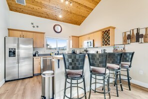 Jääkaappi, mikroaaltouuni, uuni, liesi