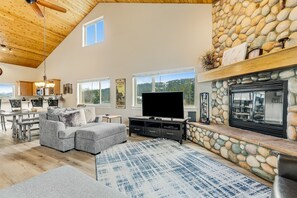 TV, fireplace