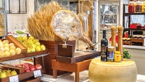 Un présentoir à fromages avec une grande meule, des bouteilles et un présentoir en bois.