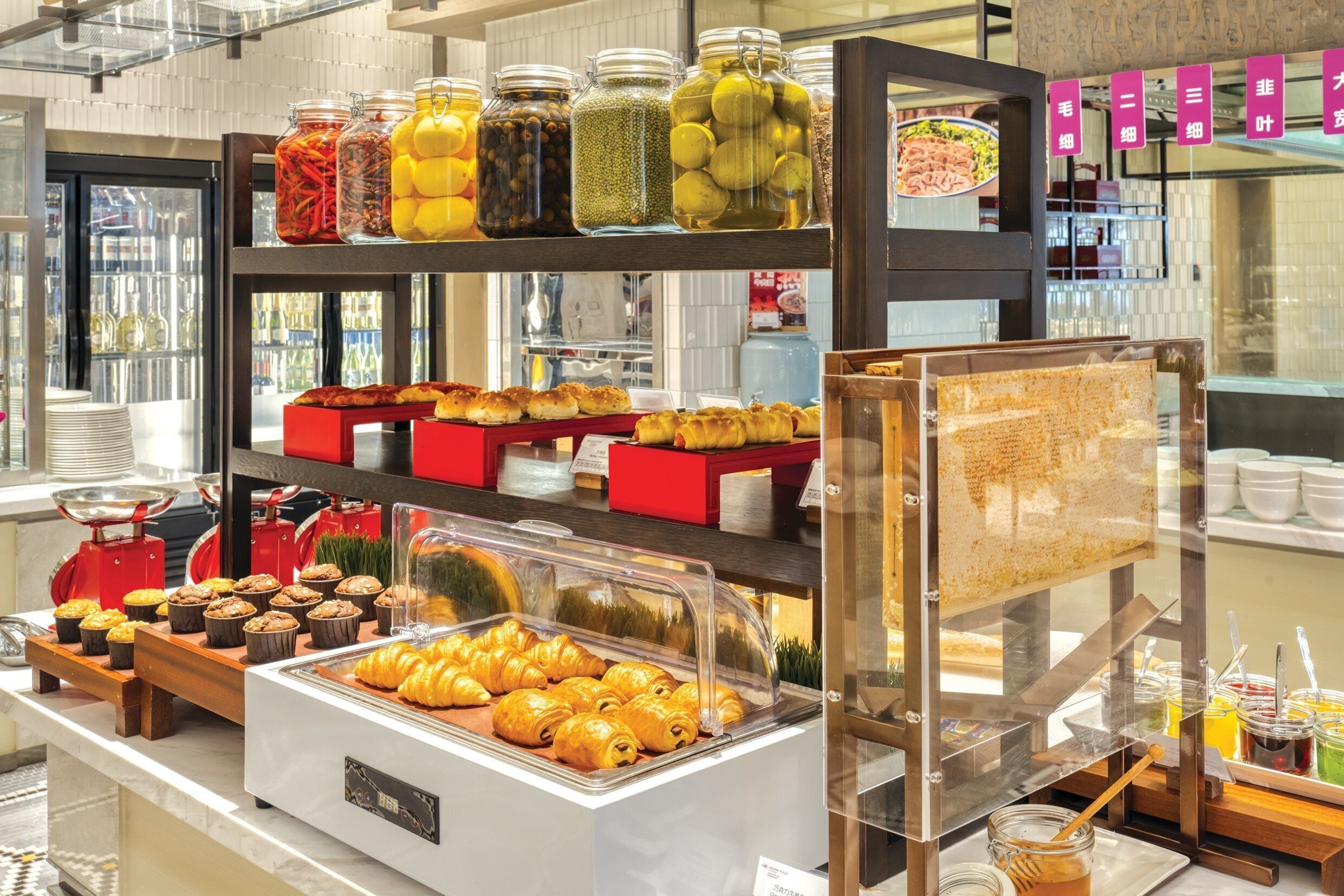 Een buffet met diverse soorten eten, waaronder gebak en sauzen.