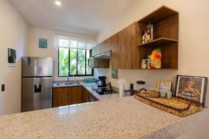 Fridge, microwave, oven, stovetop - Family-friendly, 3 bdr house Pool BBQ & 200mbps (Tulum)