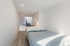 1 dormitorio, tabla de planchar con plancha, wifi y ropa de cama