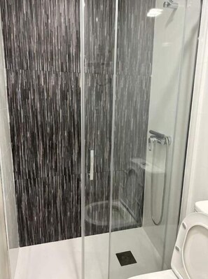 Secadora de cabello, toallas, jabón, papel de baño 