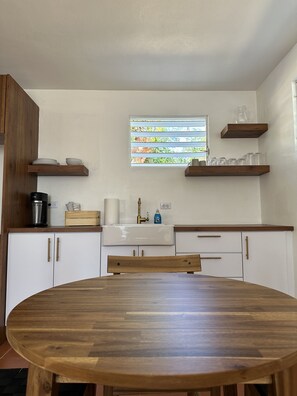Design-Studiosuite | Eigene Kochnische | Wasserkocher mit Kaffee-/Teezubehör, Esstisch