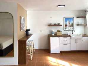 Design-Studiosuite | Eigene Kochnische | Wasserkocher mit Kaffee-/Teezubehör, Esstisch