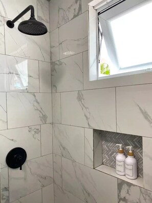 Studiosuite – design | Bad | Dusj, regndusjhode, hårføner og håndklær