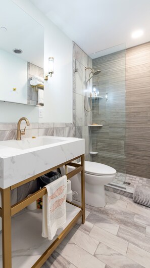 Een douche, een haardroger, handdoeken, zeep