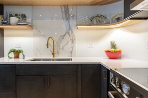 Fridge, microwave, oven, stovetop - 50 Exchange Street Portland 3A
(Portland)