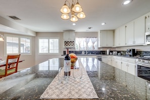 Fridge, microwave, stovetop, dishwasher - Lovely Templeton Home Near 200 Wineries! (Templeton)