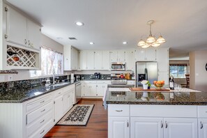 Refrigerador, microondas, placa de cocina, lavavajillas