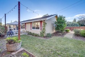 Outdoor dining - Lovely Templeton Home Near 200 Wineries! (Templeton)