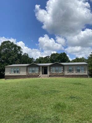 Exterior - Terrific 4-bedroom house in Tylertown with WiFi, AC (Tylertown)