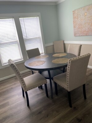 Dining - Terrific 4-bedroom house in Tylertown with WiFi, AC (Tylertown)