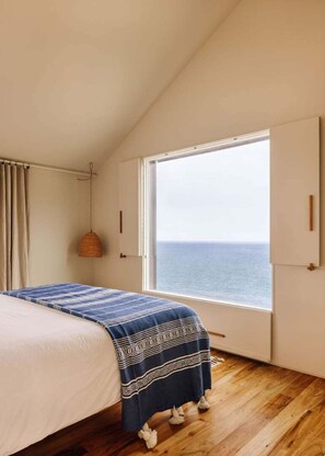 3 habitaciones, escritorio, tabla de planchar con plancha y internet 
