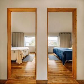3 slaapkamers, een bureau, een strijkplank/strijkijzer, internet