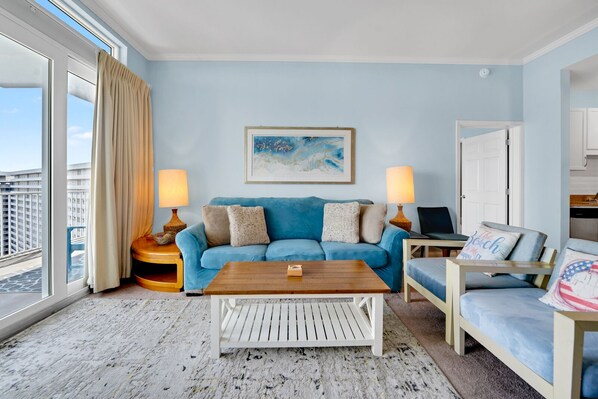 Una Smart TV, un reproductor de DVD, libros