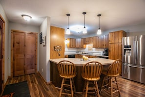 Fridge, microwave, oven, stovetop - Lakeside Bliss: Ideal Rental on Potato Lake close to Downtown Park Rapids (Park Rapids)