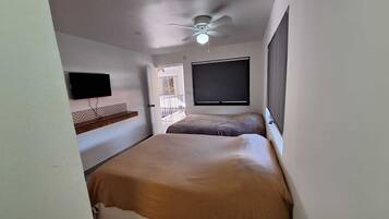 Habitación clásica con 1 cama matrimonial o 2 individuales | 1 habitación, escritorio, tabla de planchar con plancha y wifi gratis