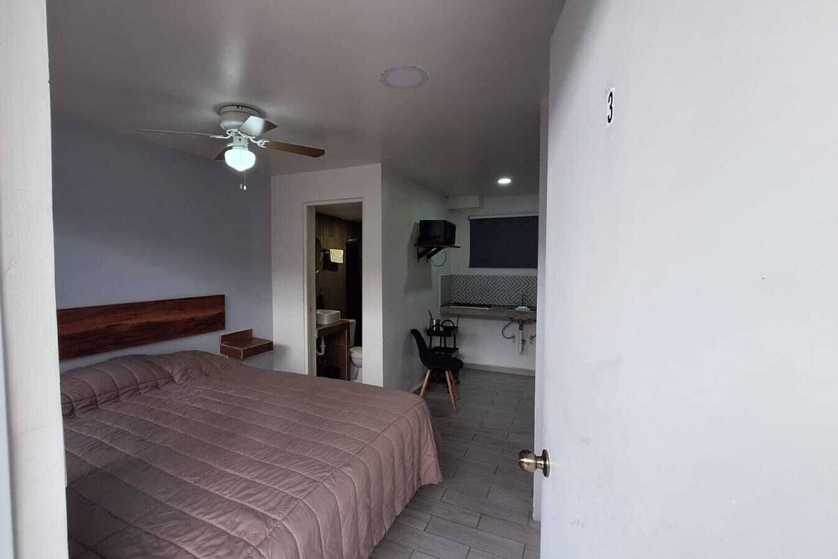 Classic Room | Desk, iron/ironing board, WiFi (free)