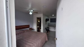 Classic Room | Desk, iron/ironing board, free WiFi - apartamentos ambassador (Tijuana)