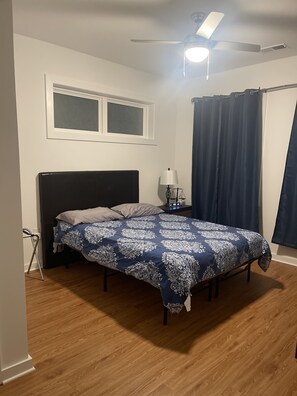 2 bedrooms, iron/ironing board, WiFi, bed sheets - Cozy Getaway in historic Manchester, VA minutes to VCU and Downtown Richmond. (Richmond)