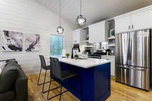 Fridge, microwave, oven, stovetop - Romantic Luxury Cabin with Fire Pit and Trails (Broken Bow)