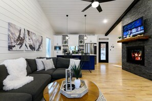 Smart TV, fireplace - Romantic Luxury Cabin with Fire Pit and Trails (Broken Bow)