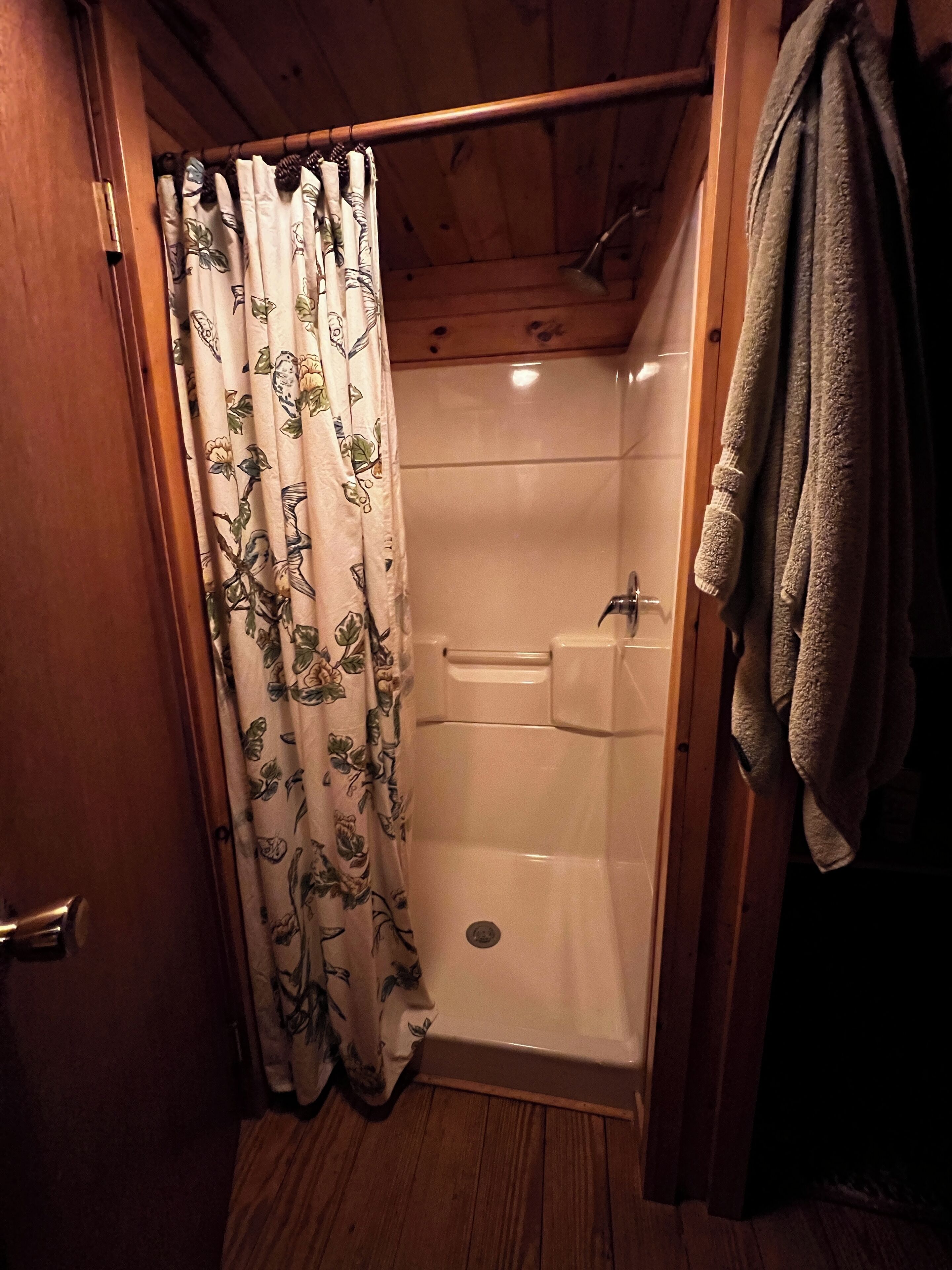 Dusche, Handtücher, Seife, Toilettenpapier