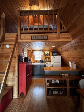 Cafetera i tetera i utensilis de cuina, vaixella i coberteria