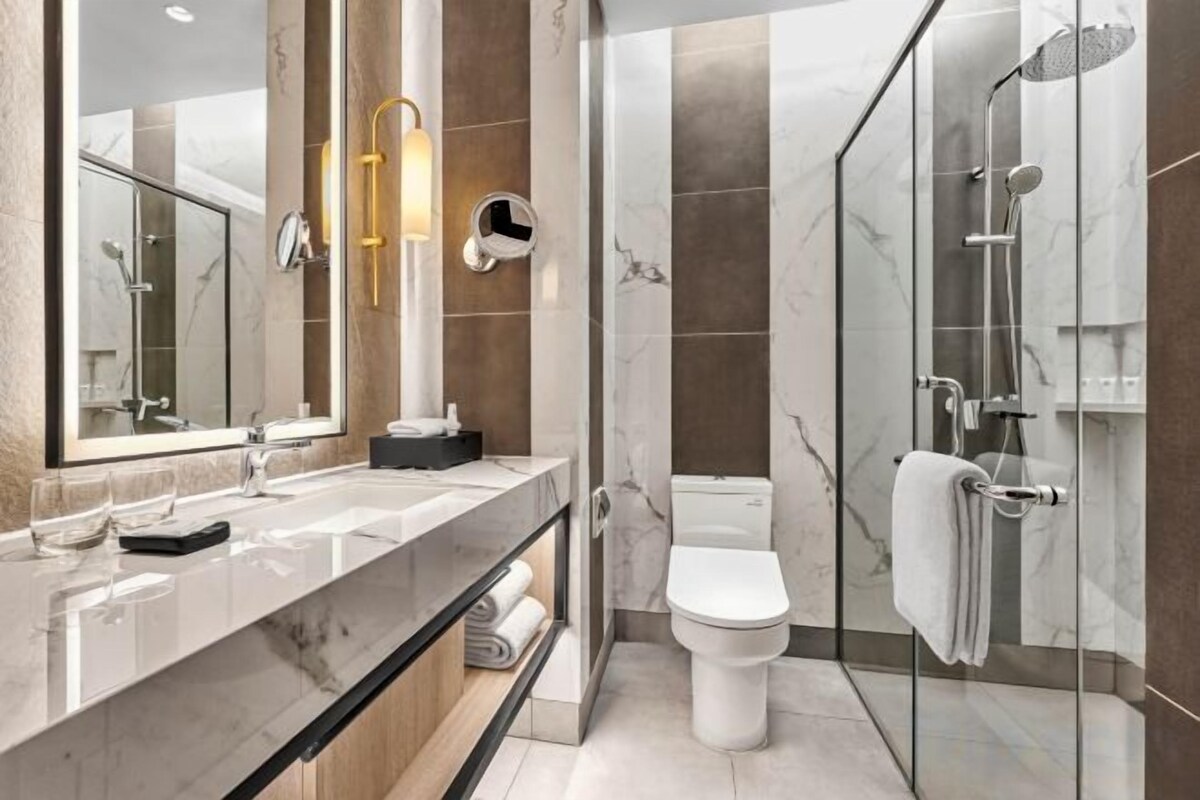 Bathroom | Combined shower/tub, rainfall showerhead, free toiletries, hair dryer
