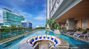 Una piscina al aire libre