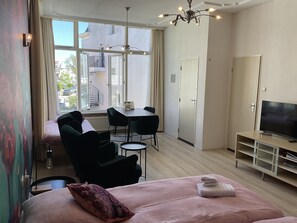 Family Triple Room | In-room safe, desk, iron/ironing board, cribs/infant beds - Plato by Hofstad Studios (The Hague)