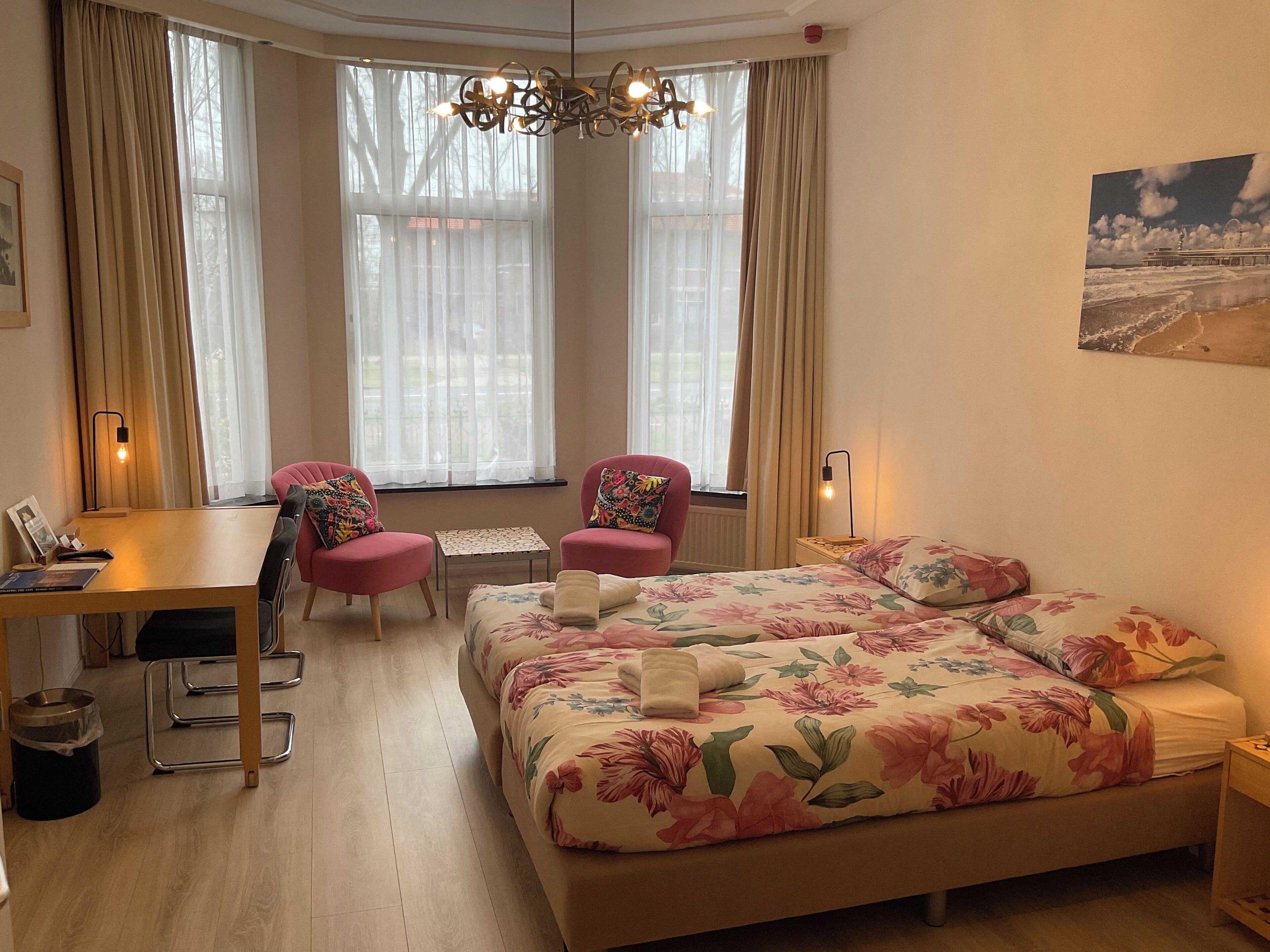 标准双人房或双床房 | 客房内保险箱、办公桌、熨斗/熨衣板、免费 WiFi